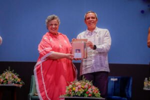 Reconocimiento a Beatrís Paredes Rangel_g