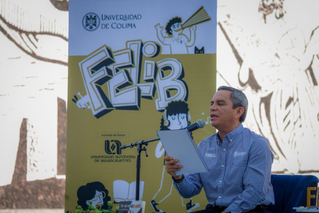 Rector lee en voz alta textos de alumnos del Bachillerato 2