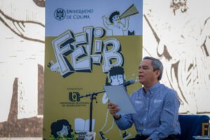 Rector lee en voz alta textos de alumnos del Bachillerato 2