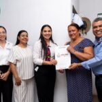 Gobernadora Indira Vizcaíno entregó escrituras de casas Insuvi a 70 familias colimenses