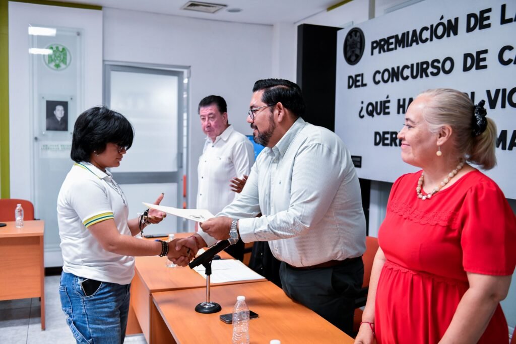 Alumna del Bach 27 gana concurso nacional de cartel de la CNDH_a