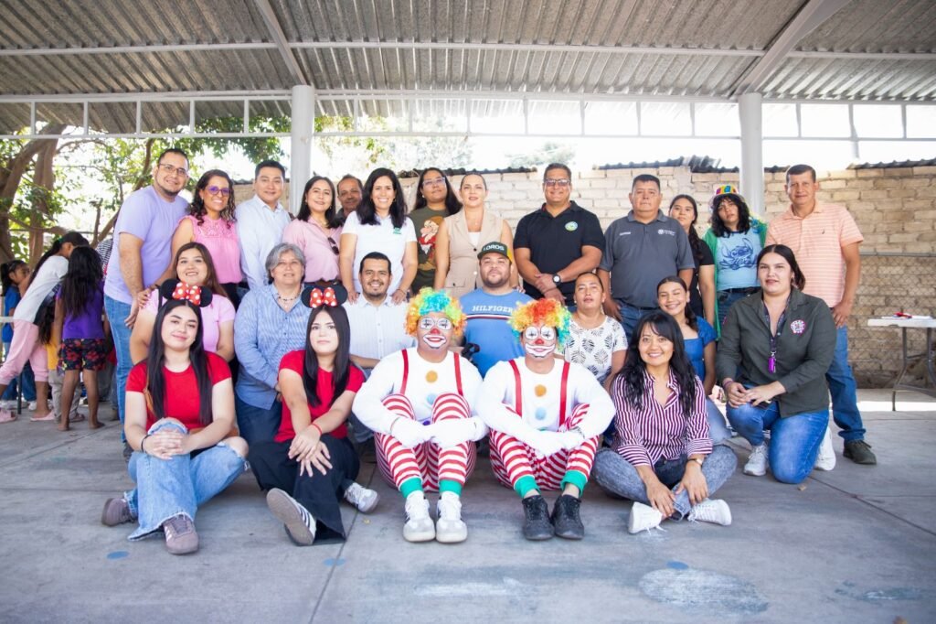 Bachilleres llevan juguetes a niños de albergues cañeros