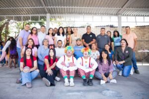 Bachilleres llevan juguetes a niños de albergues cañeros