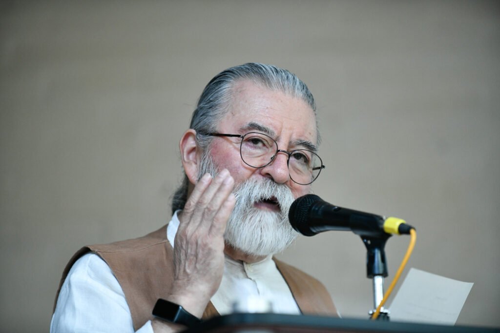 Diálogo del poeta Efraín Bartolomé en la FALCOM_Efraín