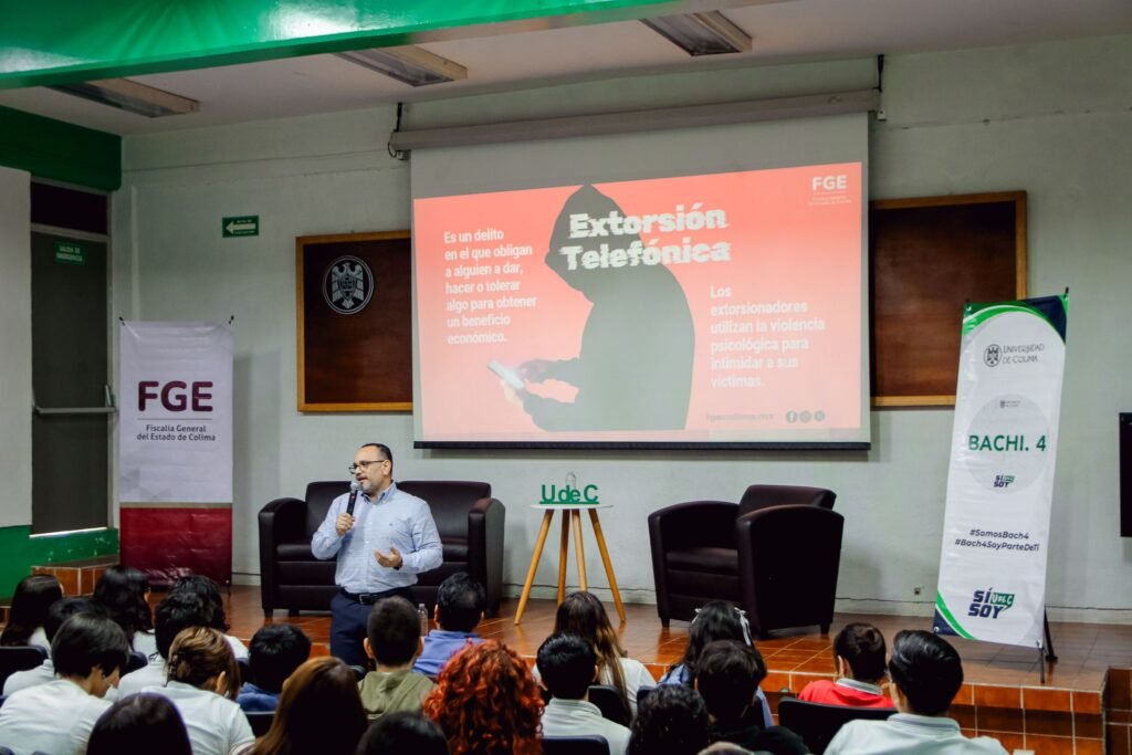 Fiscal Bryant Alejandro García da charlas para prevenir extorsión