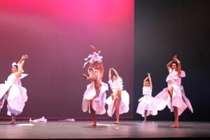 Presentan Colisión efímera estudiantes de danza, música y artes visuales_c