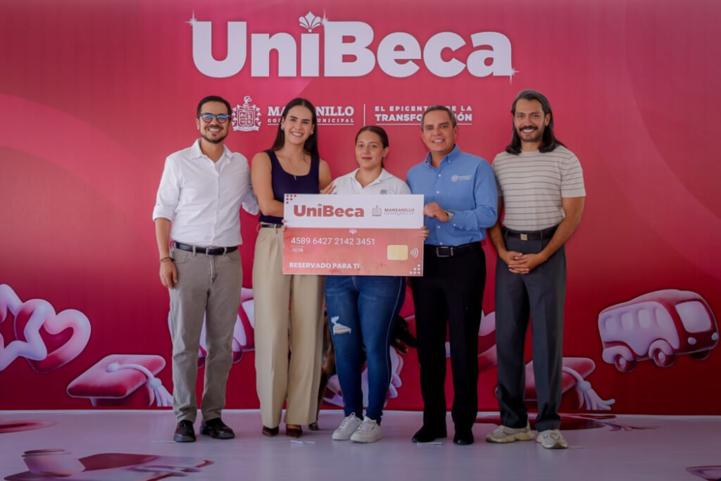 Rector asiste a entregas de UniBecas en Manzanillo