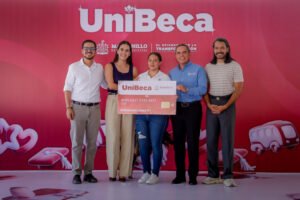 Rector asiste a entregas de UniBecas en Manzanillo