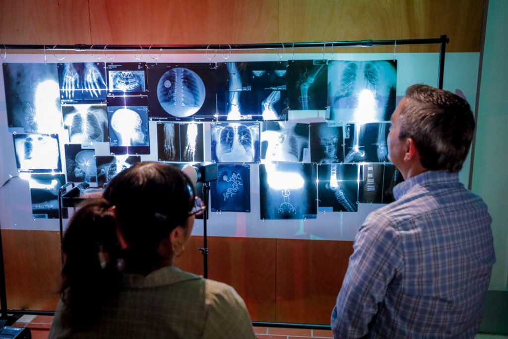 Rector conoce dos exposiciones de la 24 Semana de las Artes Visuales_g