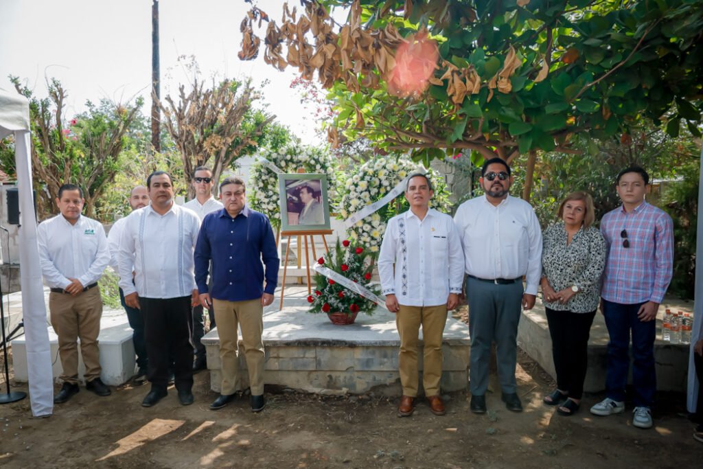 Rector hace guardia de honor en aniversario luctuoso de JHSO