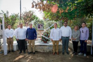 Rector hace guardia de honor en aniversario luctuoso de JHSO