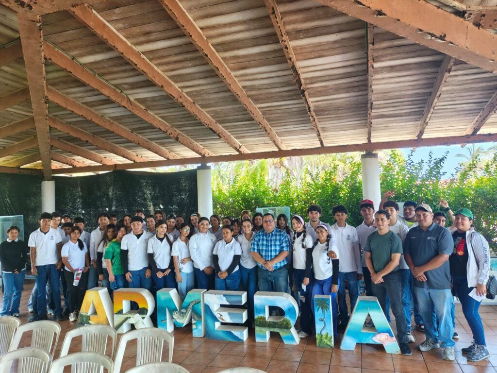 Visitan estudiantes del Bach 7 Tortugario de Cuyutlán