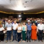 Indira Vizcaíno entregó cartas de autorización de apoyo por 9 mdp a productores del agro colimense