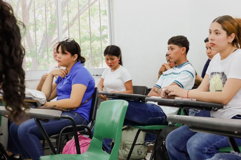 Aprenden sobre fotografía y música bachilleres de Tecomán_b