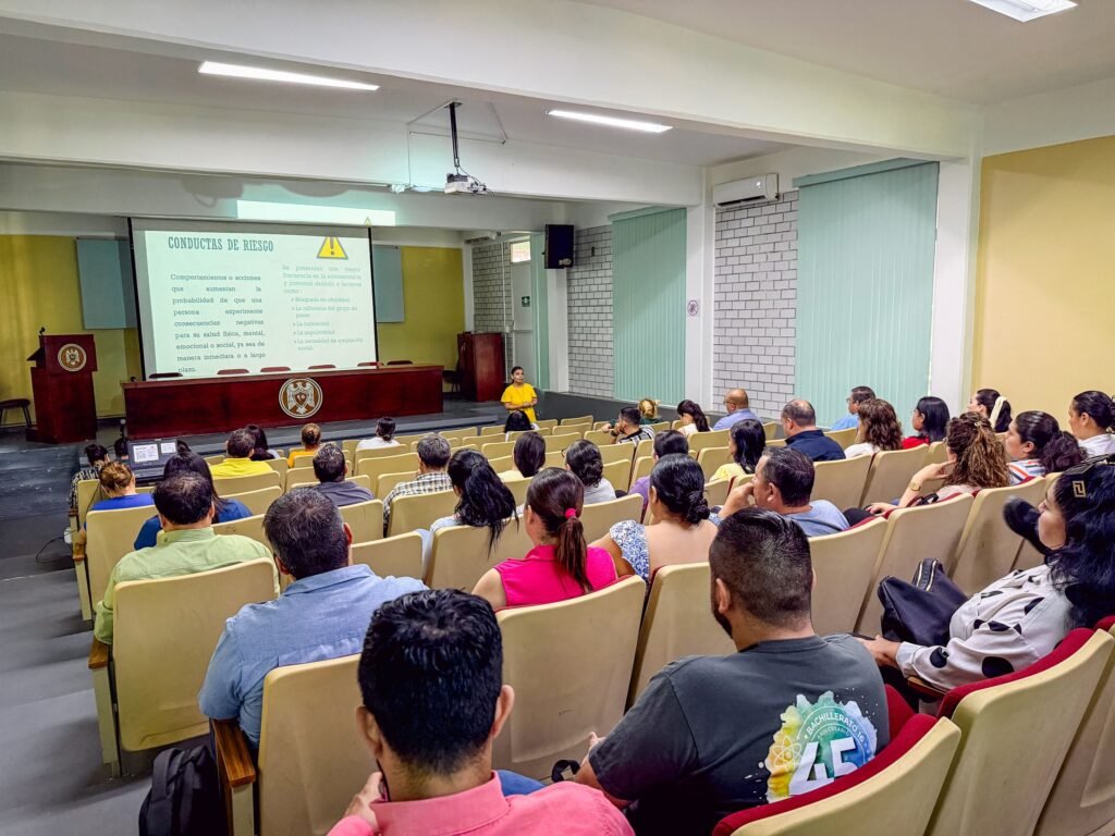 Capacitan a personal de bachilleratos en prevención del suicidio