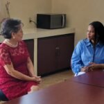 Docente colombiana imparte conferencias y charla con estudiantes de la Facultad de Derecho