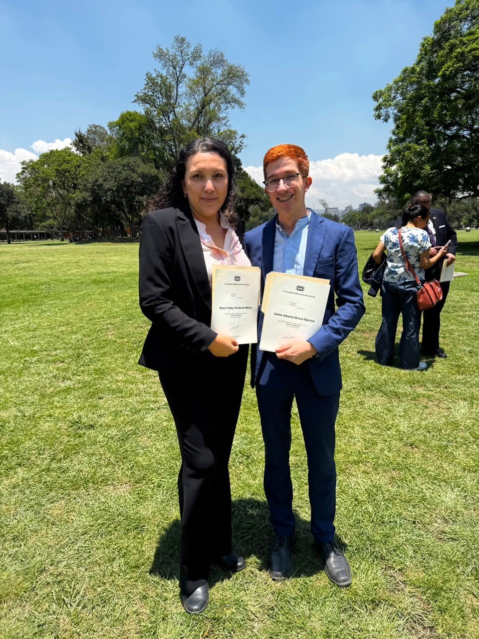 Dos universitarios, Jóvenes Académicos por la Academia Mexicana de Ciencias_a