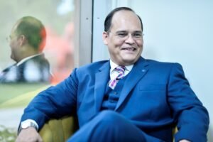 Enoc Moran, miembro regular de la AMC, en Ciencias Sociales_b