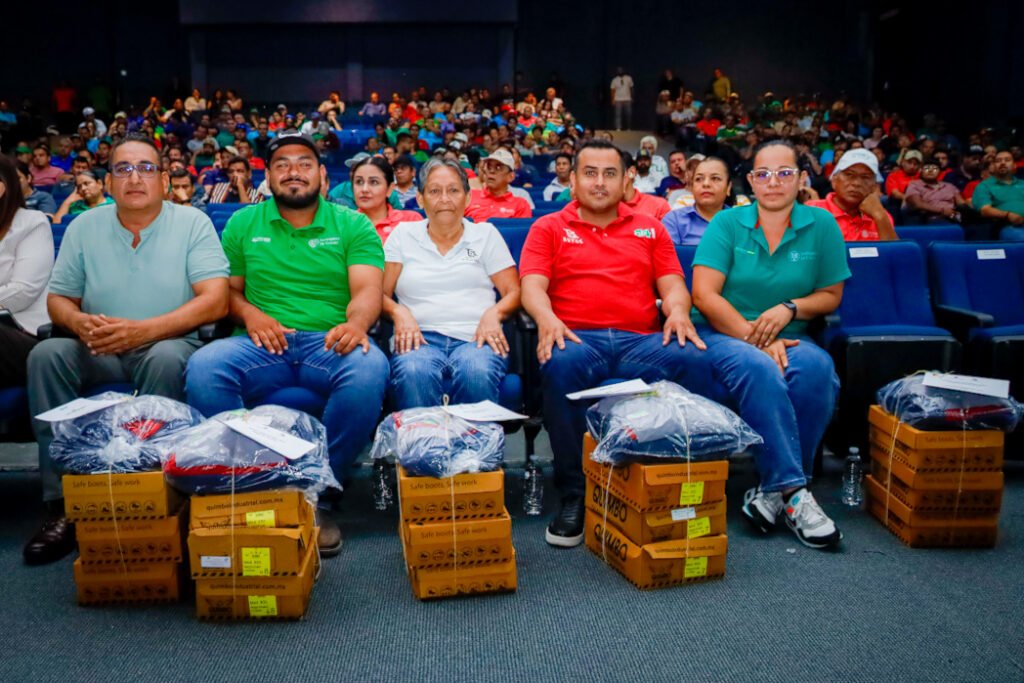 Entrega UdeC uniformes a 487 trabajadores de serv grales_c