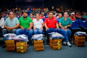 Entrega UdeC uniformes a 487 trabajadores de serv grales_c