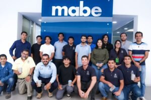 Estudiantes de FIME realizan visitas técnicas a empresas de Querétaro_b