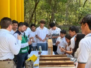 Estudiantes del Bach 11 conocen importancia de abejas polinizadoras