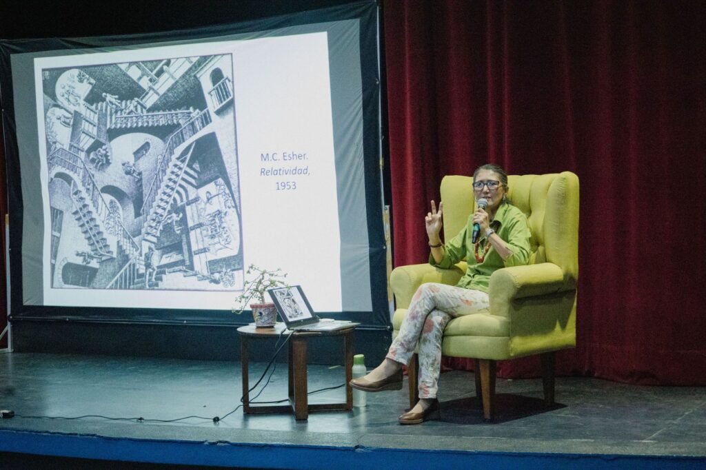 Patricia Ayala da conferencia sobre visiones del arte