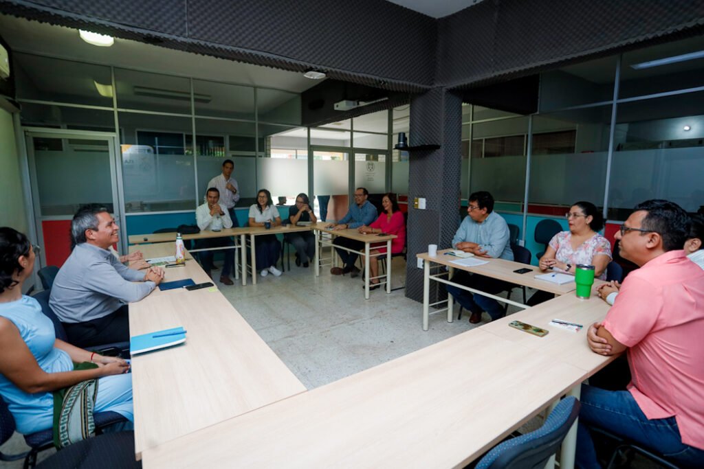 Rector dialoga con académicos y académicas del CUIS