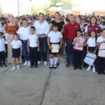 Gobierno de Indira Vizcaíno entrega mochilas, útiles y uniformes a estudiantes de primaria en Tecomán