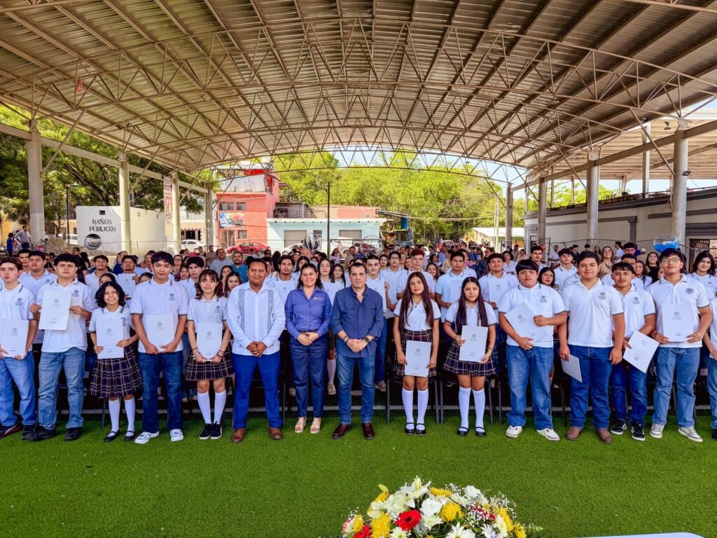 Bachillerato 11 despide a generación pionera de Electromecánica_b