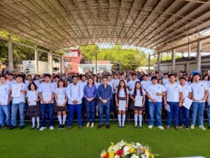 Bachillerato 11 despide a generación pionera de Electromecánica_b