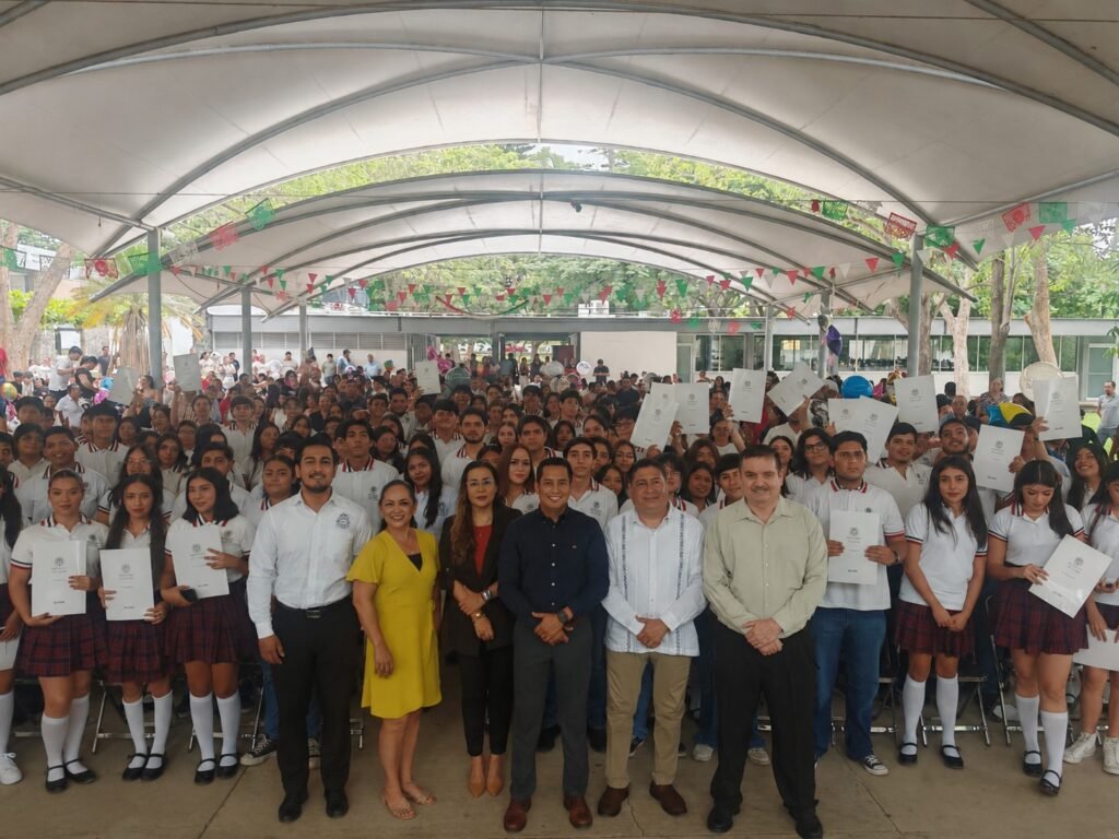 Concluyen 136 jóvenes sus estudios en el Bachillerato 18