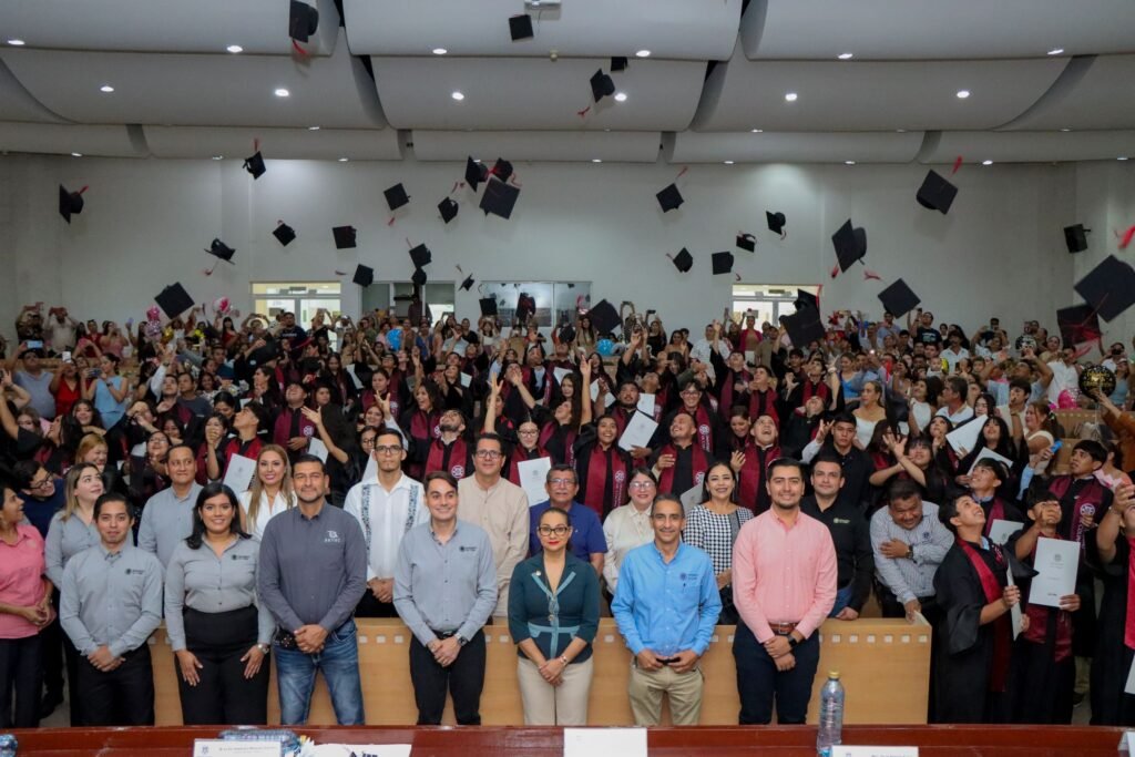 Egresan bachilleres del 35 y 6 de Tecomán_Bach6_c