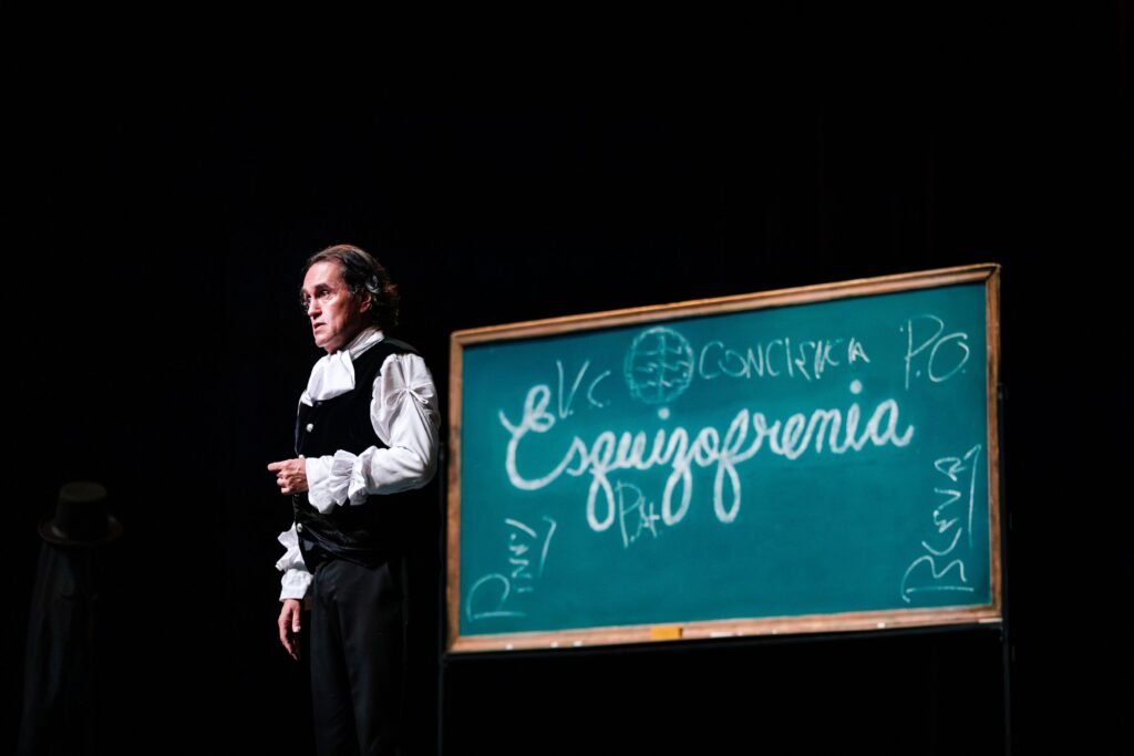 El descenso a la locura del Dr. Emile Tuck, en el Teatro Universitario_g