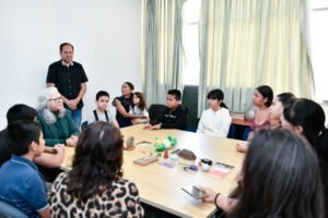 Ponen a dialogar el cosmos con la historia, en curso de ciencia para adolescentes