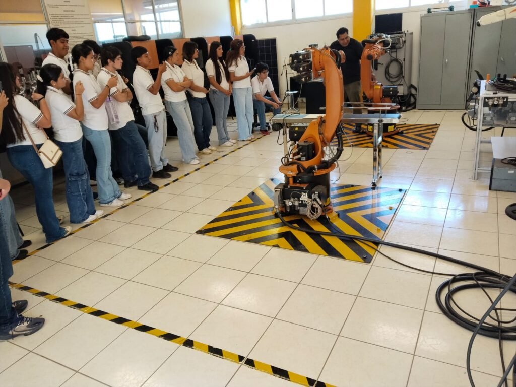 Acercan a estudiantes del Bach 21 a carreras de ingeniería