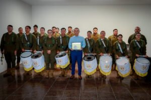 Banda de Guerra de la UdeC entrega al rector reconocimiento obtenido
