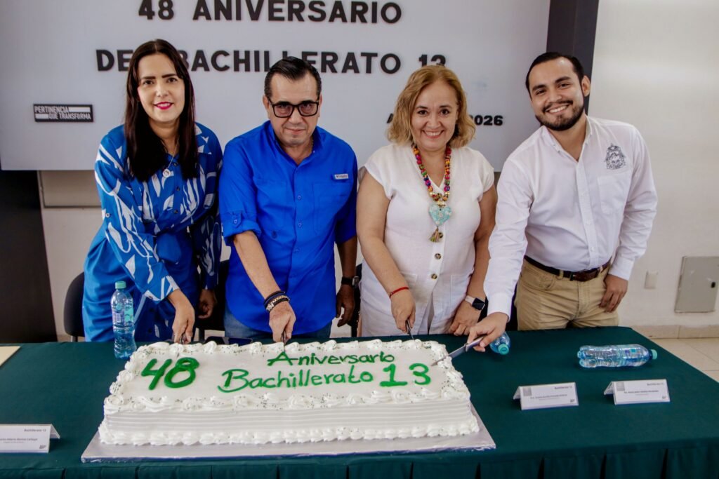 Celebran 48 años del Bachillerato 13