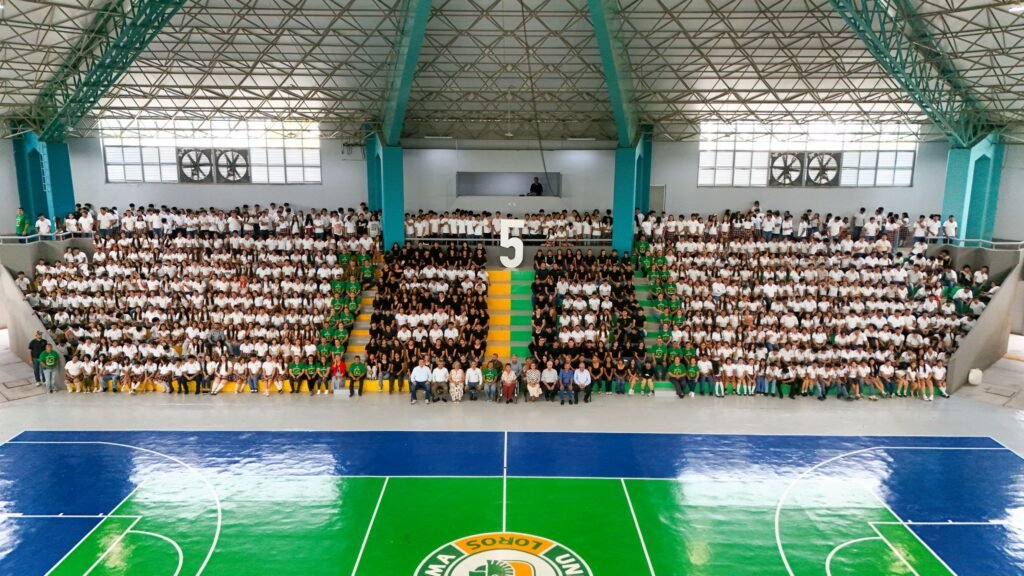 Con foto monumental, conmemora Bachillerato 5 su 60 aniversario