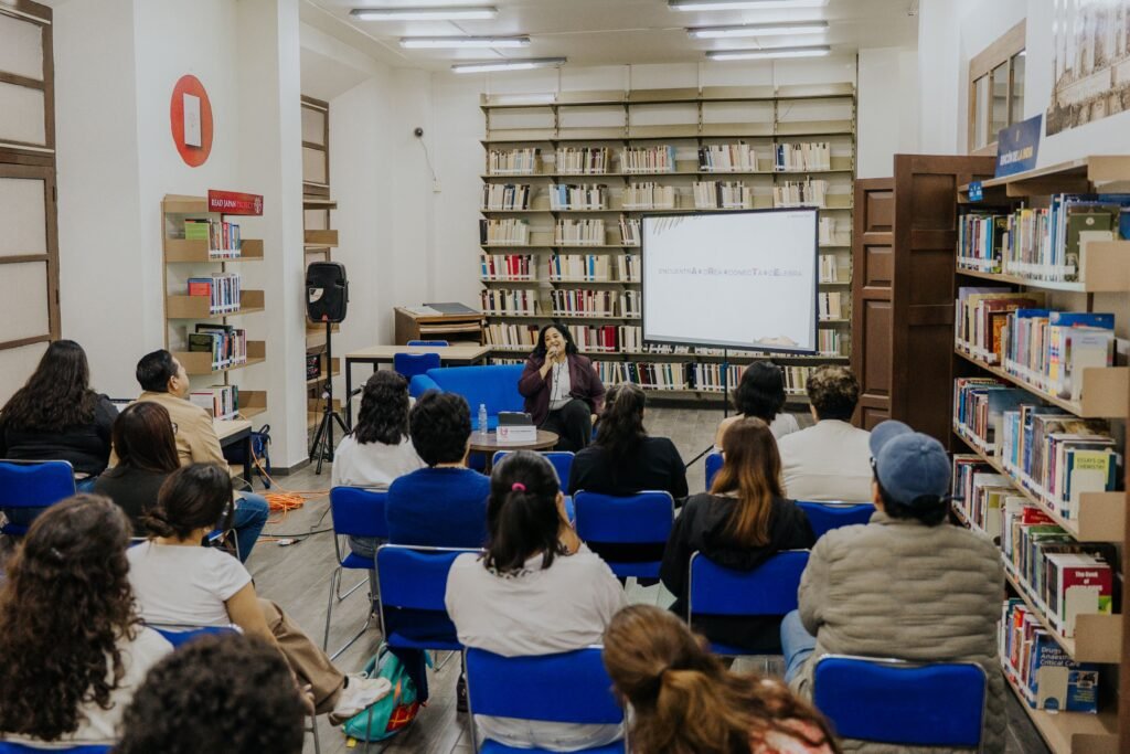 Dicta Gilda Callejas charla de gestión cultural universitaria