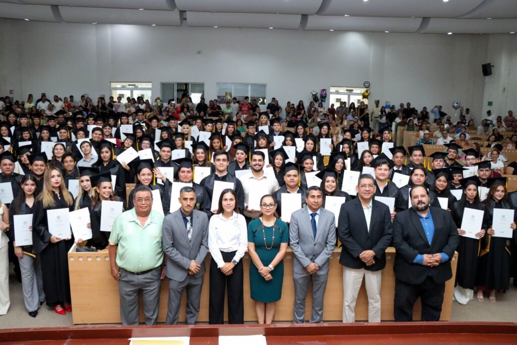 Egresan 106 jóvenes de la FCAT_d