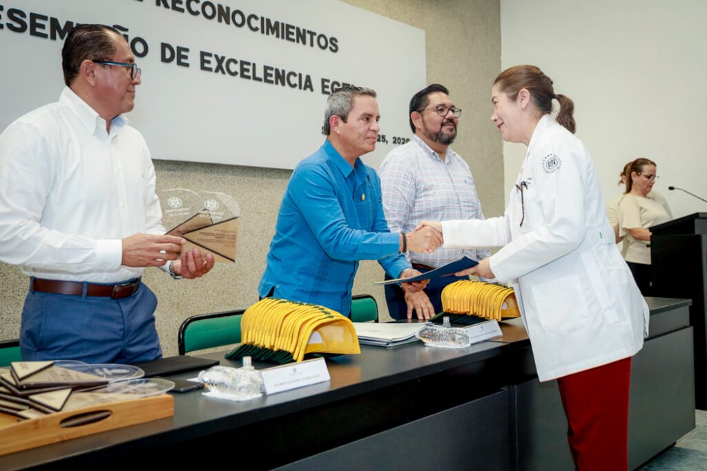 Entregan reconocimientos Ceneval a estudiantes y programas destacados_d