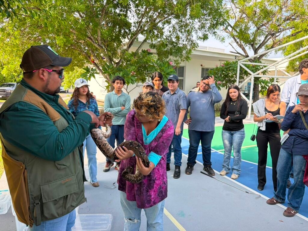 Estudiantes de Biología conocen sobre serpientes en Colima