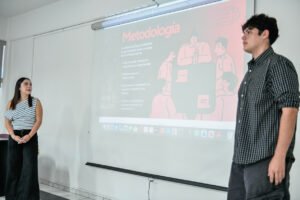 Estudiantes falcom analizan experiencias juveniles en entornos digitales