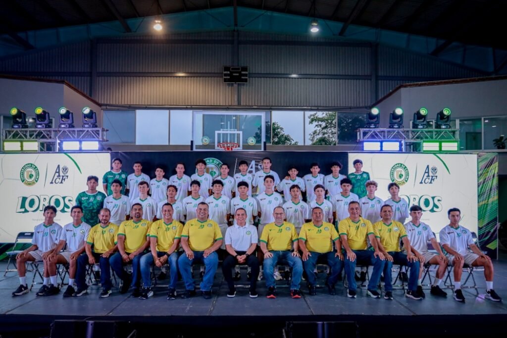 Loros de futbol profesional retoman el vuelo