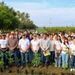 Estudiantes y personal de la UdeC plantan 240 árboles en la playa El Real, en Tecomán