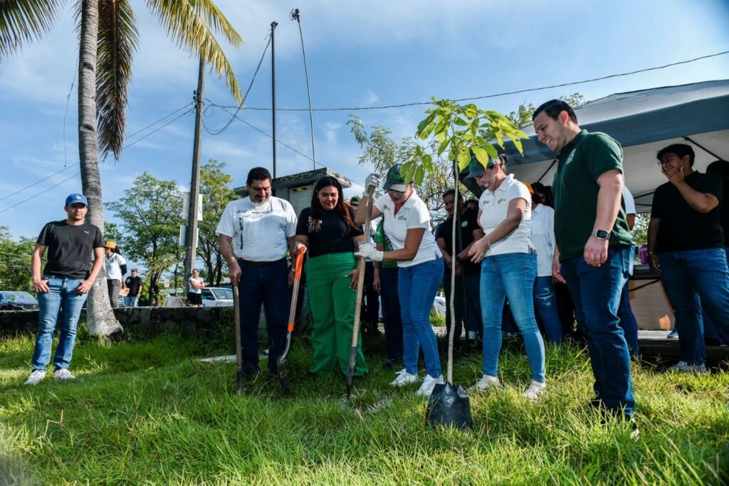 UdeC y Ayto Colima plantan 80 árboles en la colonia Oriental_a
