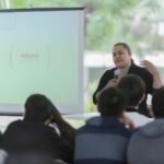 Reciben estudiantes del Bachillerato 30 orientación sobre adicciones y extorsión