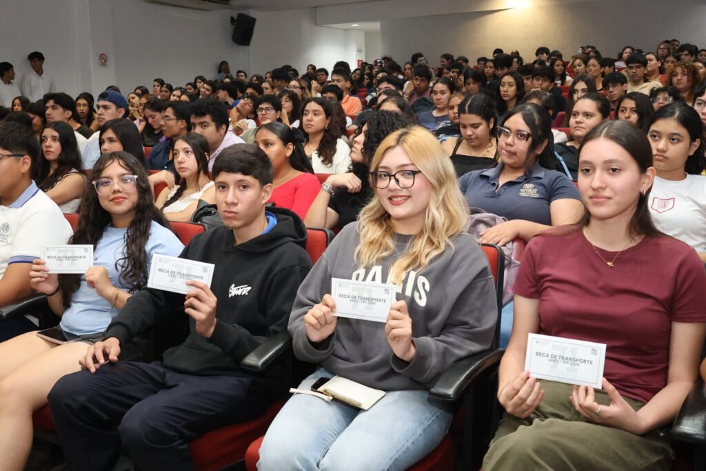 Entregan 200 becas de apoyo al transporte UdeC_FEC