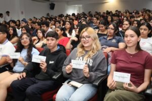 Entregan 200 becas de apoyo al transporte UdeC_FEC